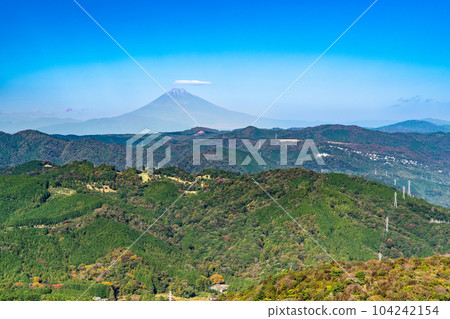 晴朗的秋日，從大室山眺望北伊豆半島和富士山 4 靜岡縣伊東市 104242154
