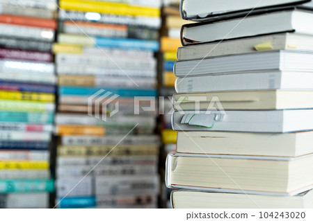 A pile of books piled high 104243020