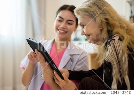 Professional doctor explaining prescription to senior patient at home visit Professional doctor explaining prescription to senior patient at home visit 104243748