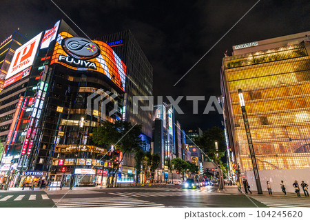 日本夏至的東京城市景觀，從數寄屋橋俯瞰閃閃發光的銀座。該市將發放口罩... = 6月21日 104245620