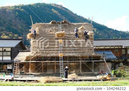 每年到了紅葉季節，白川鄉的茅草屋頂都會被工匠更換。 104246212