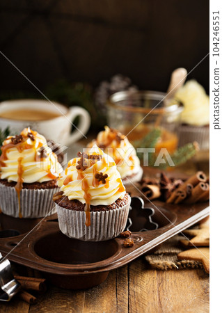 Gingerbread men cupcakes with caramel Gingerbread men cupcakes with caramel 104246551