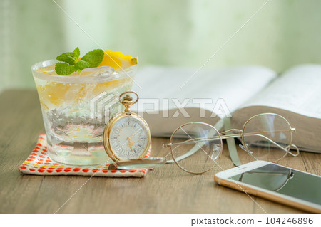 充滿碳酸水的清爽客廳閱讀的生活方式模擬與數字的融合 充滿碳酸水的清爽客廳閱讀的生活方式模擬與數字的融合 104246896