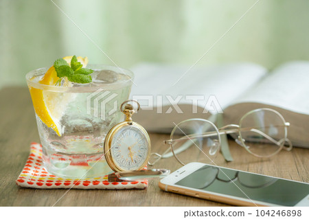 清爽的客廳,碳酸水,模擬和數字,閱讀的生活方式 清爽的客廳,碳酸水,模擬和數字,閱讀的生活方式 104246898