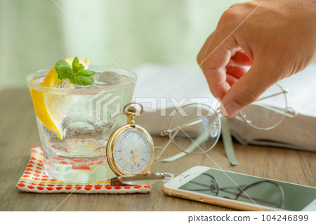 清爽的客廳,碳酸水,模擬和數字,閱讀的生活方式 清爽的客廳,碳酸水,模擬和數字,閱讀的生活方式 104246899