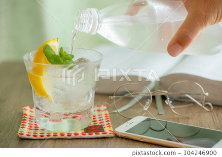 碳酸水清爽客廳閱讀的生活方式 碳酸水清爽客廳閱讀的生活方式 104246900