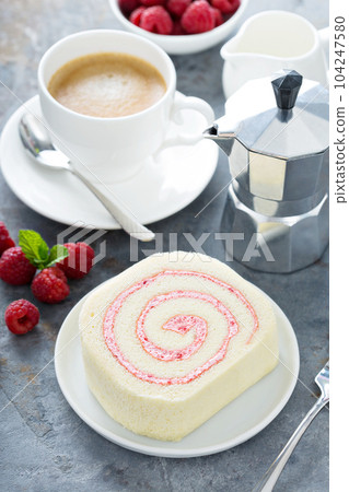 Vanilla roll cake with berry filling 104247580