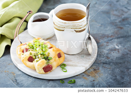 Green onion and hot dog bun Green onion and hot dog bun 104247633