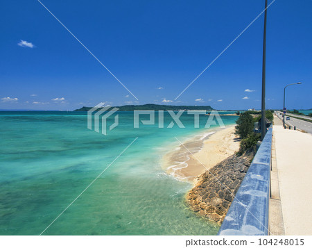 可以盡情享受駕車樂趣的海中公路。沖繩縣宇流麻市。 104248015