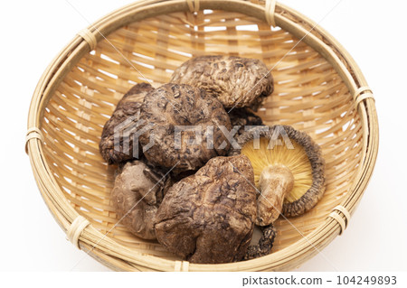 Dried shiitake mushroom white background 104249893