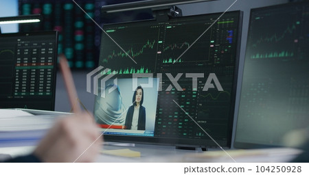 Multi-monitor PC with real-time stocks, exchange market charts and TV news Multi-monitor PC with real-time stocks, exchange market charts and TV news 104250928
