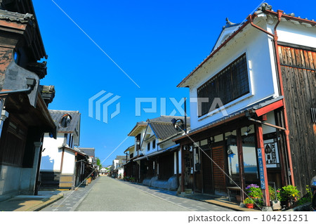 [兵庫縣] 晴朗天氣下的河原町嬬入商舖街景（丹波筱山城下町） 104251251