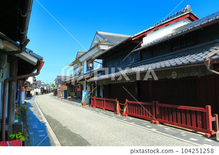 [Hyogo Prefecture] Townscape of Kawaramachi Tsumairi Merchant Houses in Sunny Weather (Tamba Sasayama Castle Town) 104251258