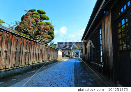 [兵庫縣] 晴朗天氣下的河原町嬬入商舖街景（丹波筱山城下町） 104251273