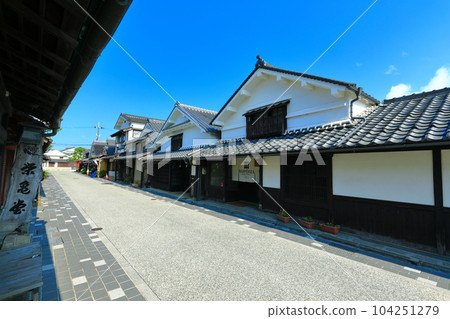 [Hyogo Prefecture] Townscape of Kawaramachi Tsumairi Merchant Houses in Sunny Weather (Tamba Sasayama Castle Town) 104251279
