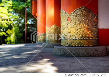 初夏的陽光照在今宮神社的朱漆柱子上 初夏的陽光照在今宮神社的朱漆柱子上 104251293