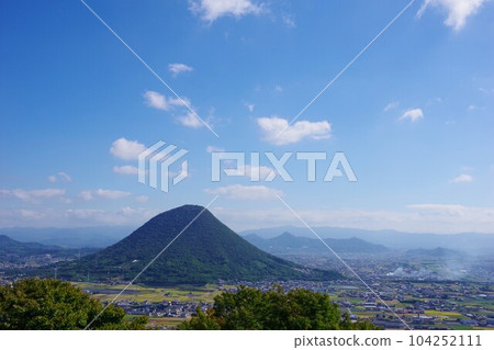 從香川縣青山眺望飯山 104252111