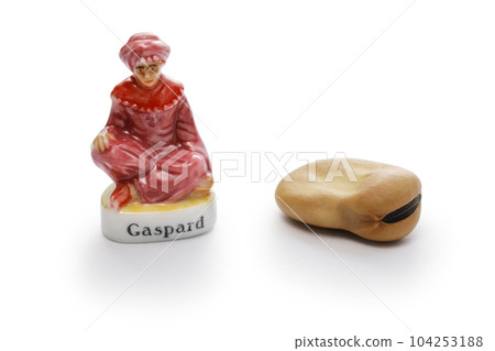 Small porcelain dolls and broad beans in Roscón de Reyes 104253188