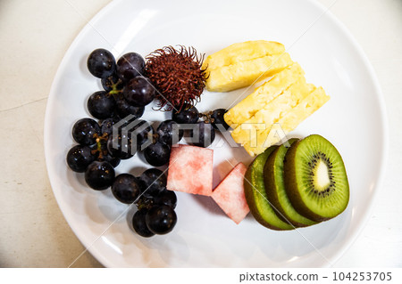 Fresh, nutritious and colorful fruit snacks that are good for drinking Fresh, nutritious and colorful fruit snacks that are good for drinking 104253705