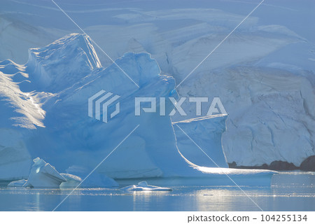 Floating icebergs in Paradise Bay, Antartica. 104255134