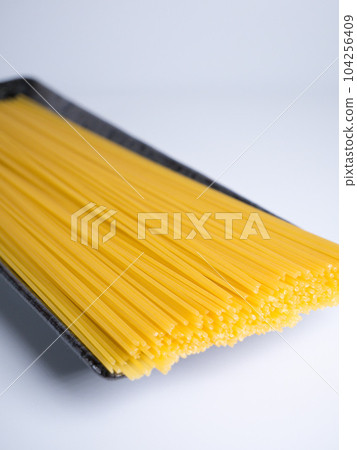 煮之前的意大利麵條乾麵條 104256409