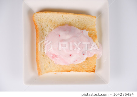 吐司麵包配草莓冰淇淋 104256484