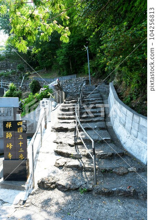 [Nankoku City, Shikoku 88 Temple Pilgrimage, Tosa, No. 32 Fudasho "Zenshimineji" Approach] 104256813