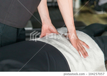 一名男子正在接受運動手法治療,一名醫療教練/柔道治療師(下背部) 一名男子正在接受運動手法治療,一名醫療教練/柔道治療師(下背部) 104257057