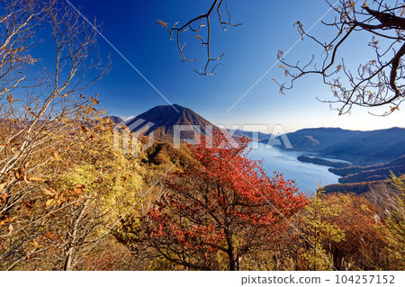 從奧日光看到的男體山和紅葉山。 104257152