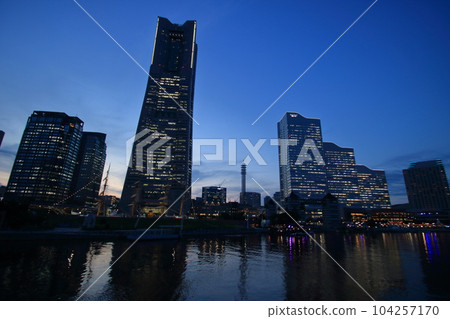 橫濱的城市景觀,暮色中的未來城市剪影 橫濱的城市景觀,暮色中的未來城市剪影 104257170