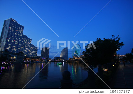 Cityscape of Yokohama, the silhouette city of the future city wrapped in twilight 104257177