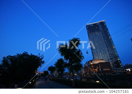 橫濱的城市景觀，暮色中的未來城市剪影 104257181