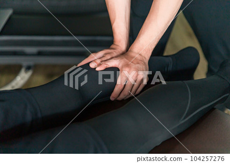 一名男子正在接受運動手法治療,一名醫療教練/柔道治療師(小腿) 一名男子正在接受運動手法治療,一名醫療教練/柔道治療師(小腿) 104257276