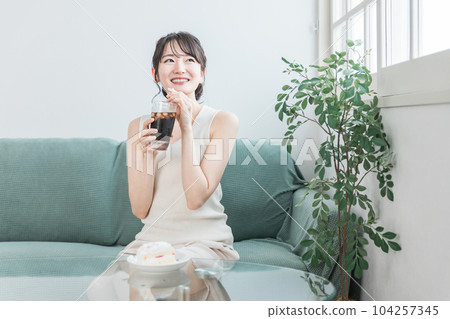 A woman who drinks iced coffee at home for snacks and snacks 104257345