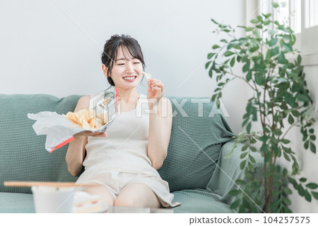 即使吃得過多、吃得過飽、不吃也不會發胖的體質女性（苗條） 104257575