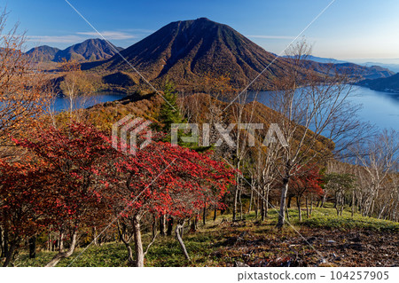 從奧日光看到的男體山和紅葉山。 104257905