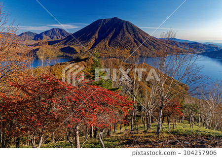 從奧日光看到的男體山和紅葉山。 104257906