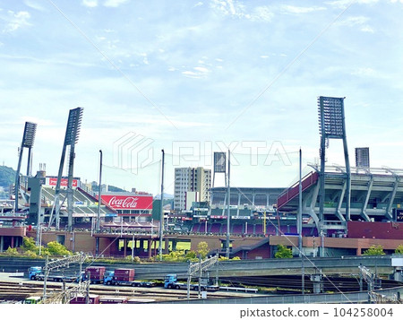 從火車上看到的廣島市馬自達體育場 從火車上看到的廣島市馬自達體育場 104258004