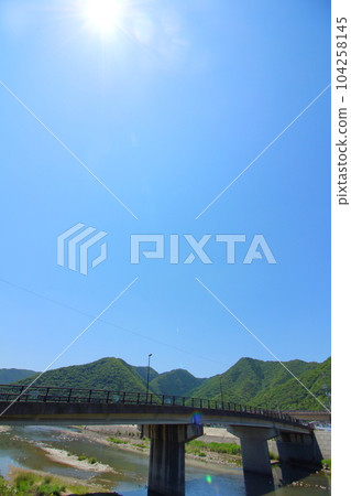 晴天聽河水潺潺的橋 104258145