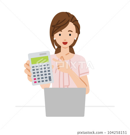 一個隨便的辦公室女性坐在她的辦公桌前，打開她的筆記本電腦，指著一個計算器，然後給我看 104258151
