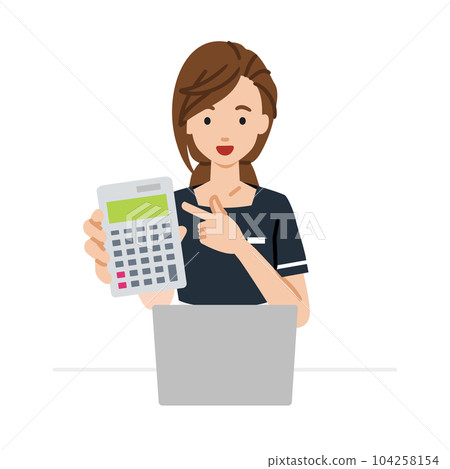一位女士坐在辦公桌前，打開筆記本電腦，指著計算器，然後向我們展示。 104258154