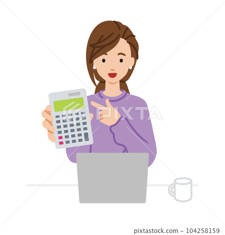 一位身穿運動衫的女士坐在辦公桌前,打開筆記本電腦,指著一個指向你的計算器 一位身穿運動衫的女士坐在辦公桌前,打開筆記本電腦,指著一個指向你的計算器 104258159