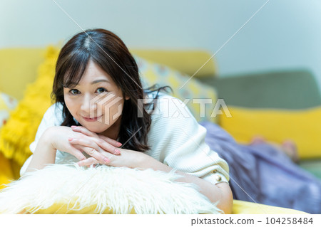 躺著放鬆的中年婦女 104258484