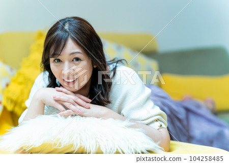 躺著放鬆的中年婦女 104258485