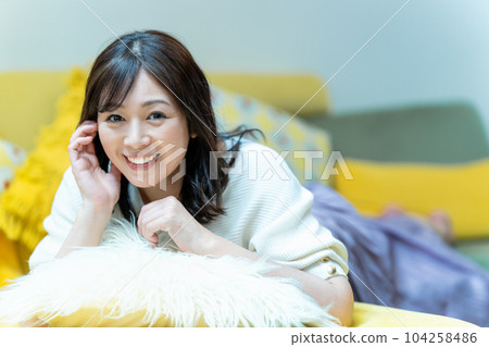 躺著放鬆的中年婦女 104258486