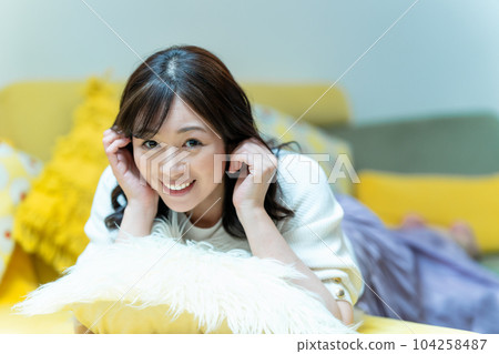 躺著放鬆的中年婦女 104258487