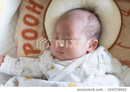 嬰兒在嬰兒床上睡得很香 104258662