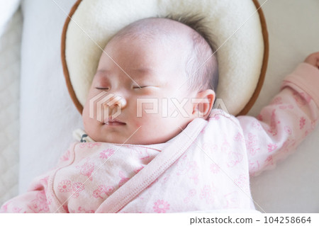 嬰兒在嬰兒床上睡得很香 104258664