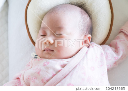 嬰兒在嬰兒床上睡得很香 104258665