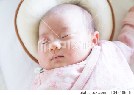 嬰兒在嬰兒床上睡得很香 104258666